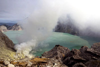Kawah Ijen houses the largest acidic lake on Earth, a 1 km long crater lake rich in sulphur.
